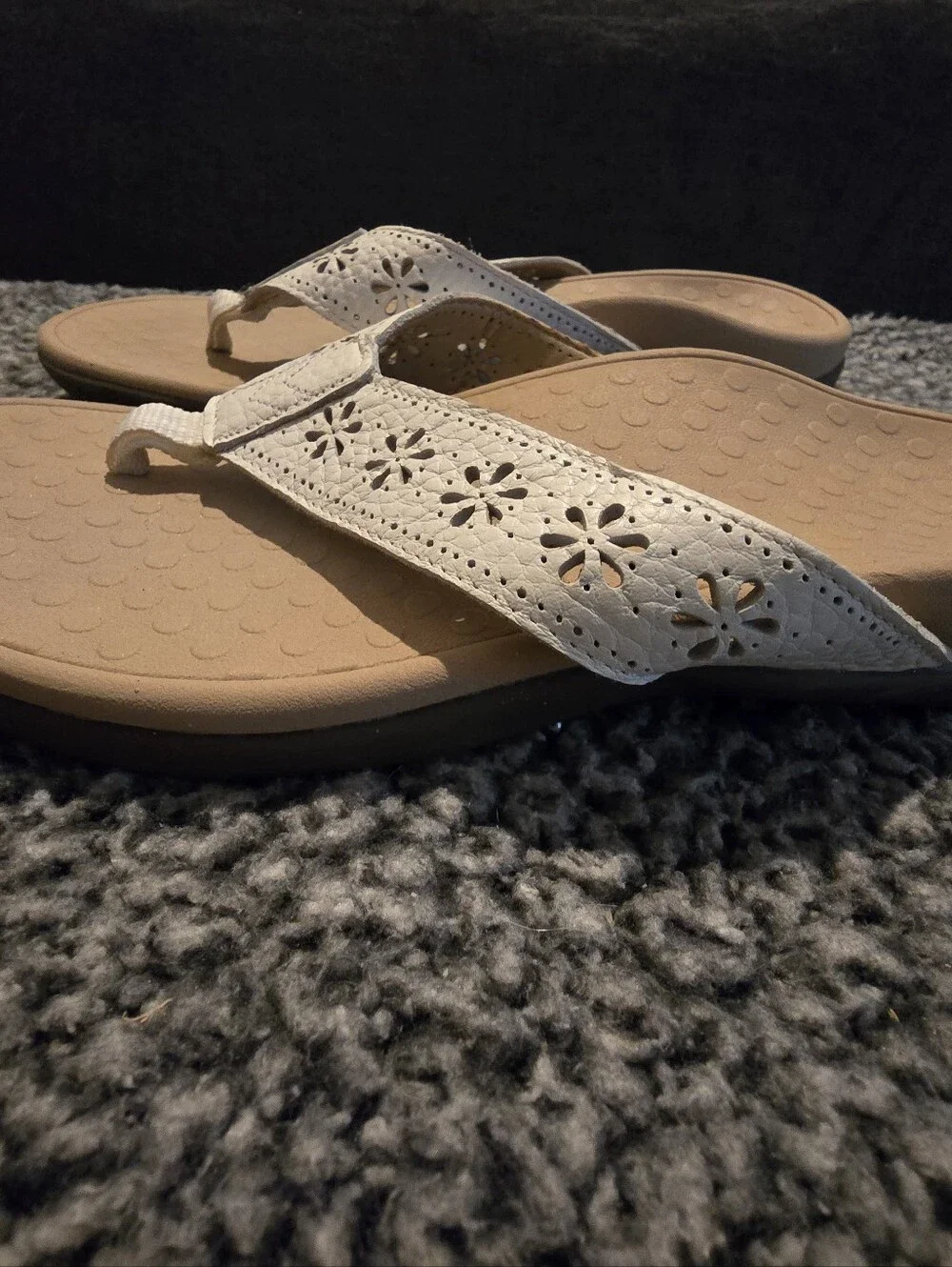 Vionic White Floral Cutout Thong Sandals SZ 8 - Picture 2 of 3